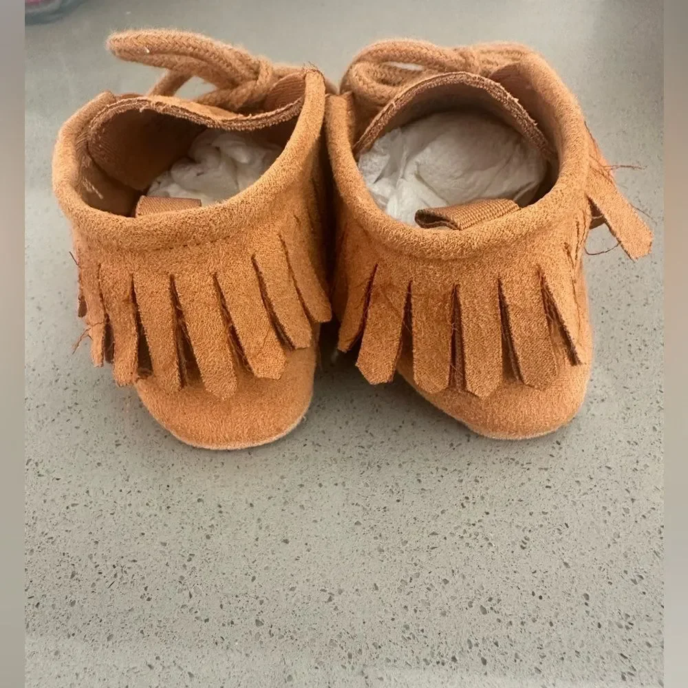Baby Gap suede dessert camel fringe lace up moccasin booties size 6-12 months